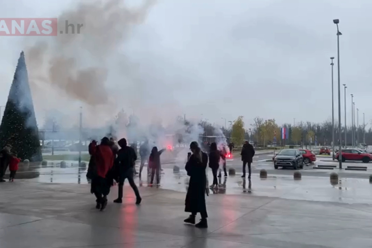 VIDEO Prvi navijači iz Grčke stigli u Zagreb Na aerodromu ih dočekali