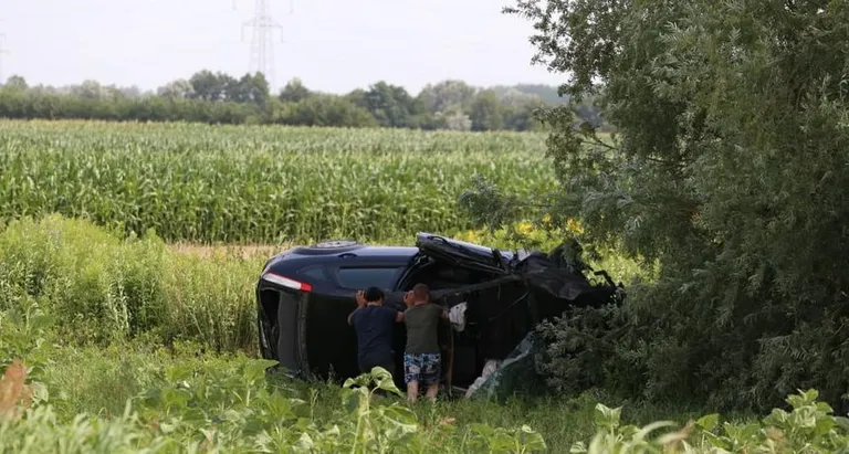 FOTO Sletio s ceste više puta se prevrnuo i ispao iz auta Hitno je