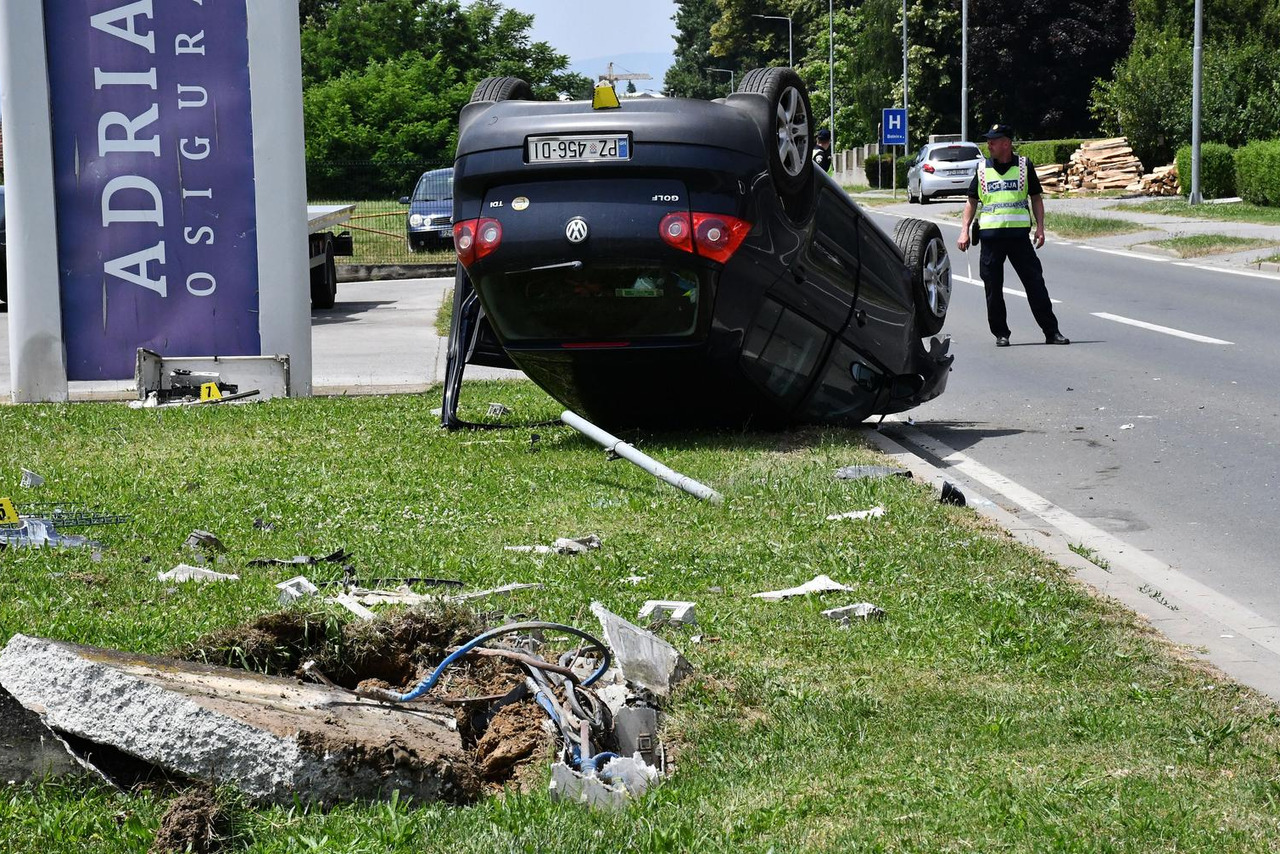 Stra Ni Prizori U Slavonskom Gradu Auto Nakon Te Kog Sudara Zavr Io Na