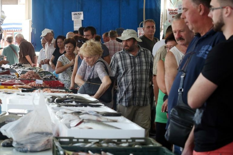 KAKO NAS SVE VARAJU Na tri i pol kilograma kupljene hobotnice žena je