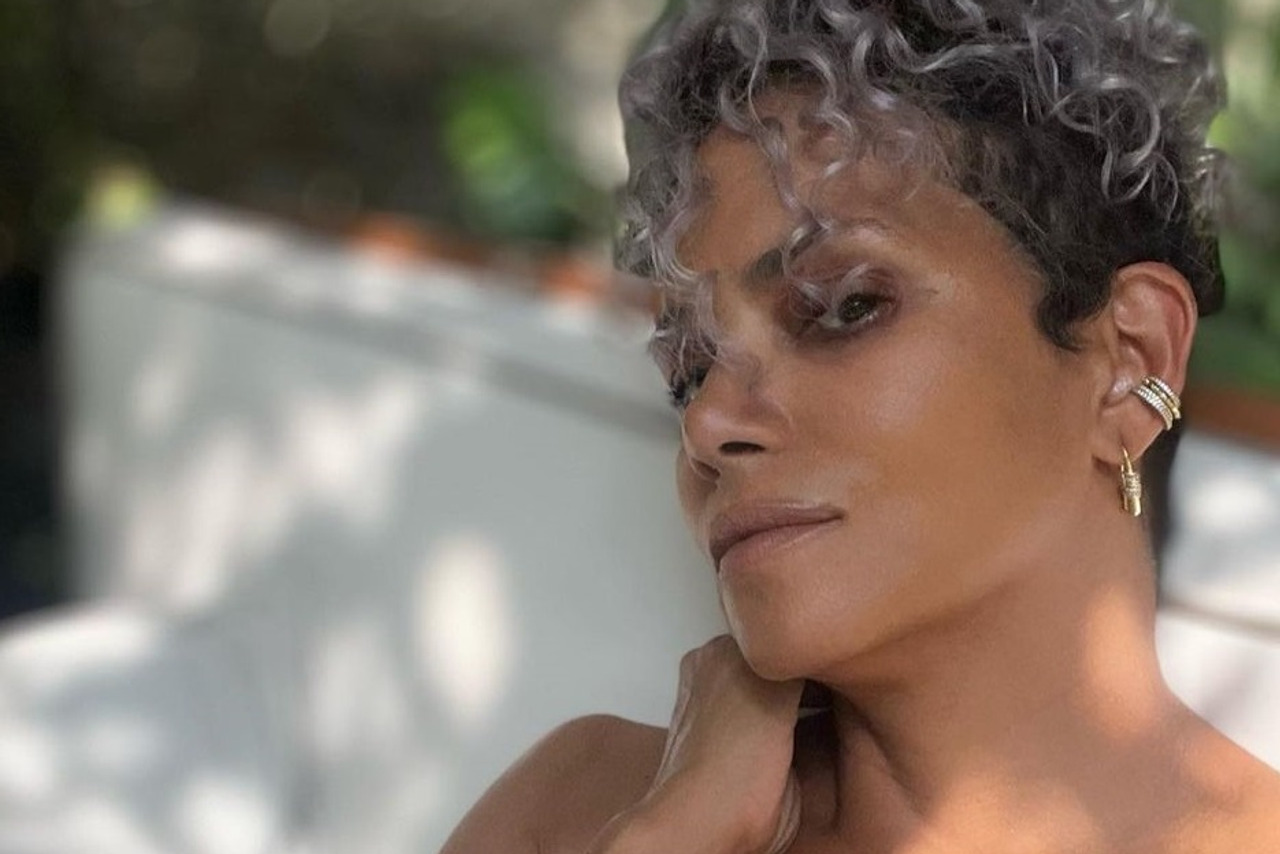 Halle Berry Na Balkonu Osvanula Potpuno Gola S A Om Vina I Poslala