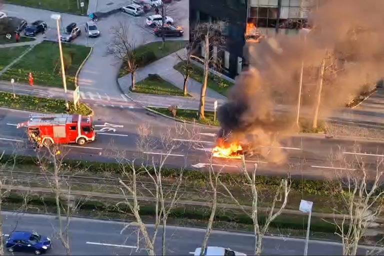 Ire Se Snimke Buktinje Automobil Se Zapalio U Zagrebu Net Hr