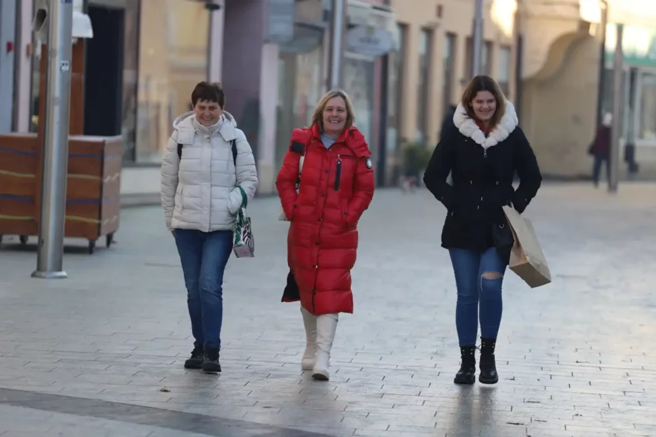 Hladno Subotnje Jutro U Akovcu Parovi Pro Etali Centrom A Dama U