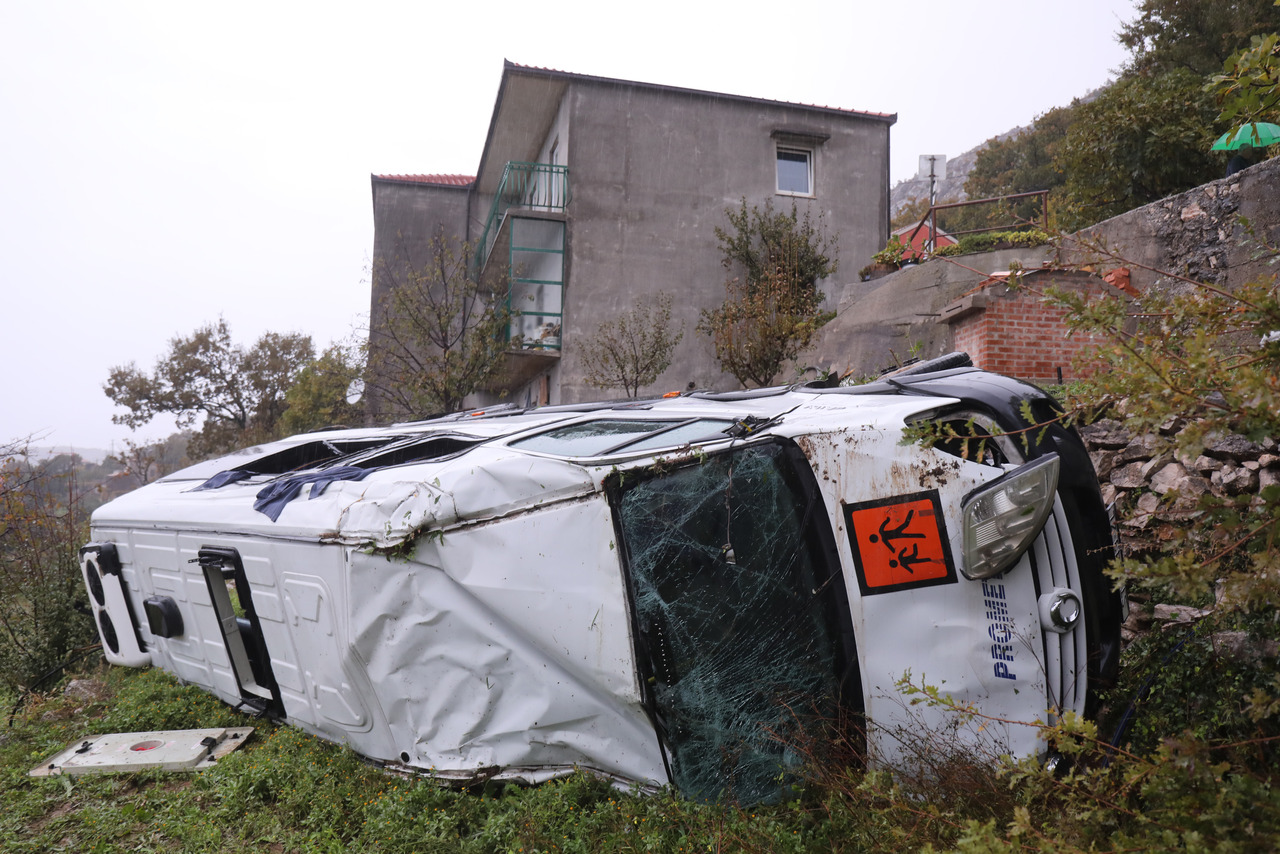 Detalji Nesre E U Kojoj Je Sletio Kolski Kombi Voza Nije Prilagodio