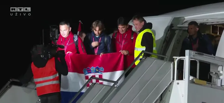 VIDEO Vatreni sletjeli u Zagreb Dočekali su ih i darivali čelnici a