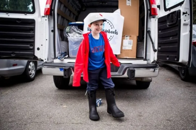 Jedan kišni dan, 6-godišnji Ryder vidio je beskućnika koji nije imao kišobran, a čak niti cipele. Šokirani dječak odlučio je pomoći i skupiti novce kako bi kupio cipele svima kojima je potrebno. Kupio je gotovo 170 parova čizama, čarapa, rukavica...
