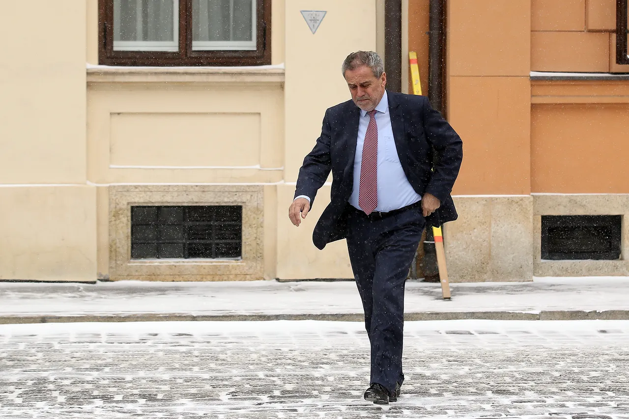Bandiću ni snijeg ne može ništa: za razliku od ostalih kolega političara, on se Markovim trgom prešetavao u raskopčanom sakou
