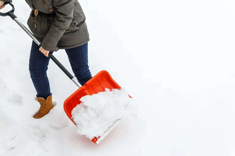 Na lopatu za snijeg našpricajte malo kuhinjskog ulja protiv ljepljenja, kako bi snijeg lakše padao dok čistite prilaz, ulicu ili dvorište