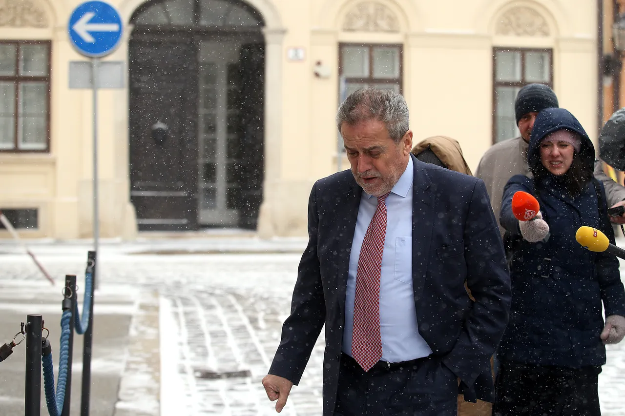 Bandiću ni snijeg ne može ništa: za razliku od ostalih kolega političara, on se Markovim trgom prešetavao u raskopčanom sakou