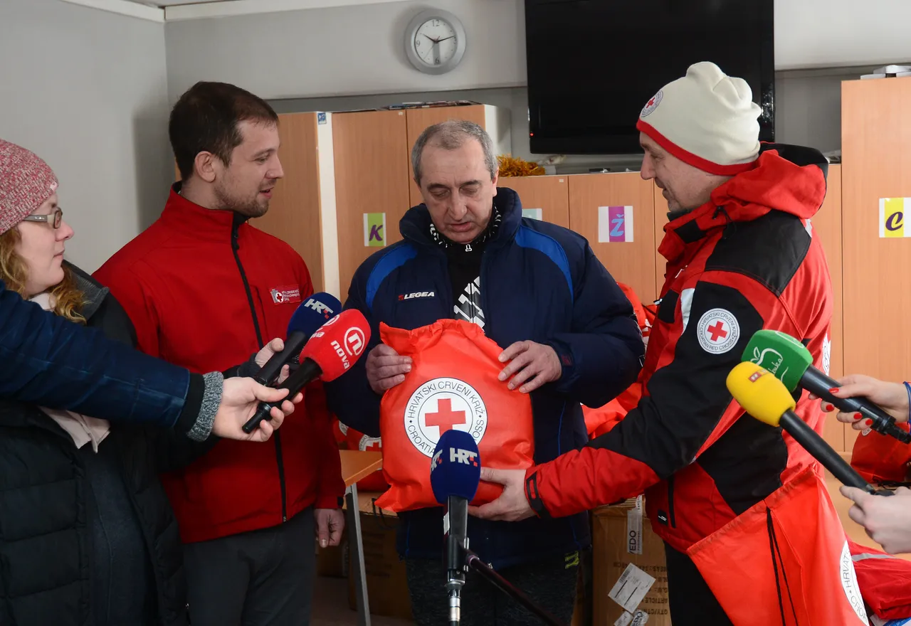 Crveni križ osigurao potrepštine najugroženijima: beskućnicima podijelio ruksake s kapama, šalovima i rukavicama