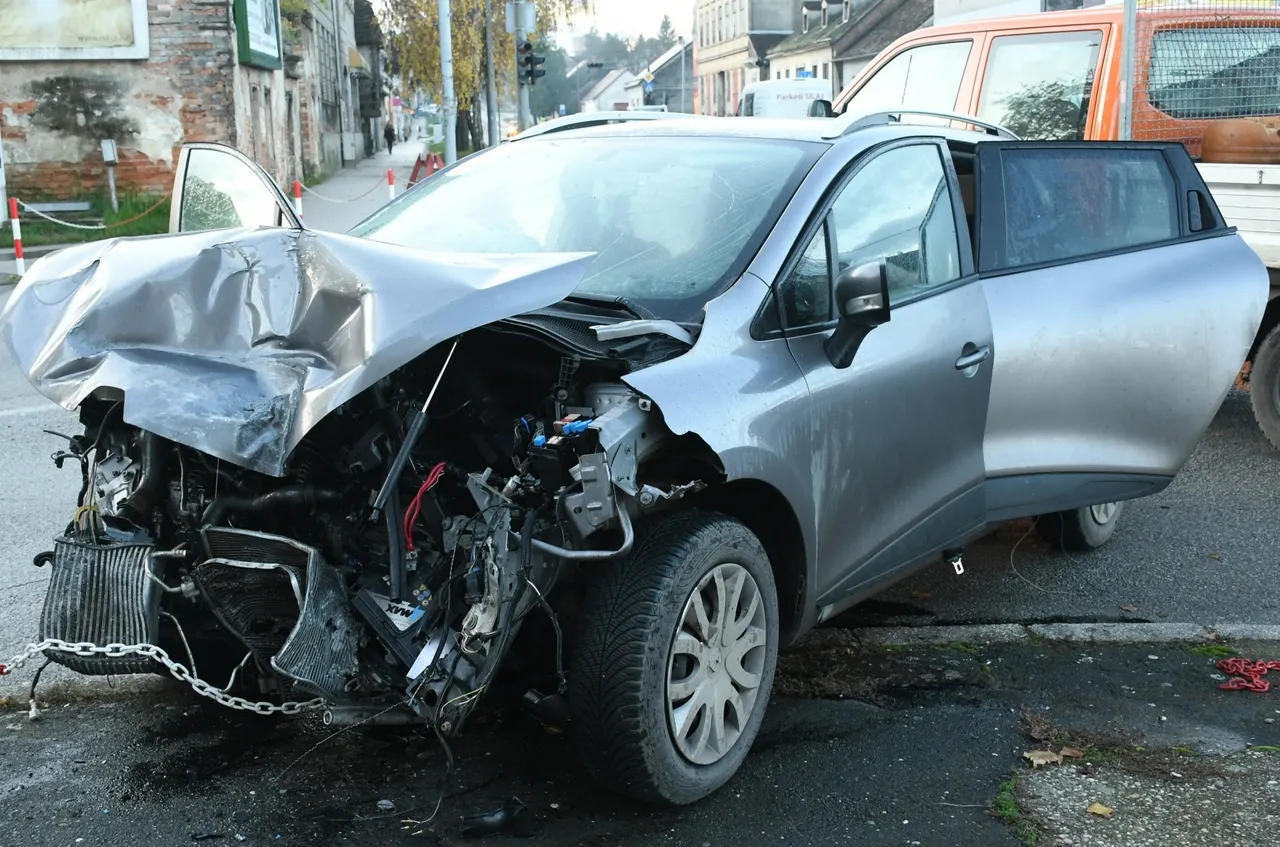 Sisak: Renault Clio nakon udarca u autobus završio na stupu javne rasvjete