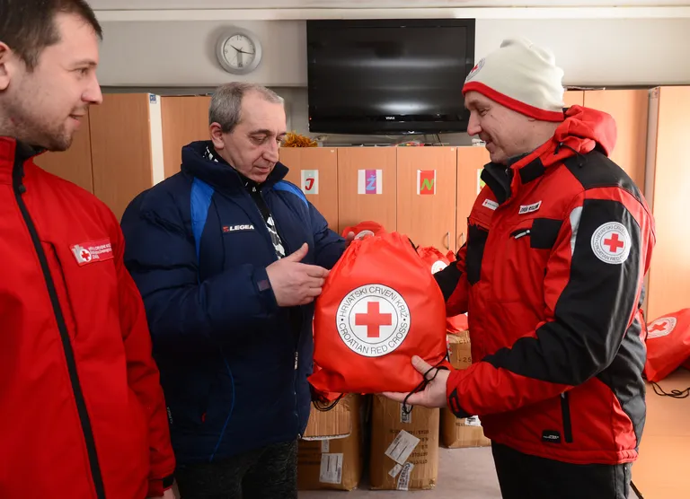 Crveni križ osigurao potrepštine najugroženijima: beskućnicima podijelio ruksake s kapama, šalovima i rukavicama