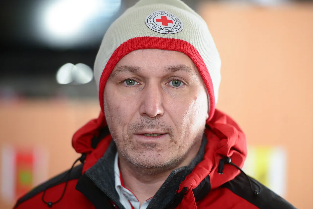 Crveni križ osigurao potrepštine najugroženijima: beskućnicima podijelio ruksake s kapama, šalovima i rukavicama