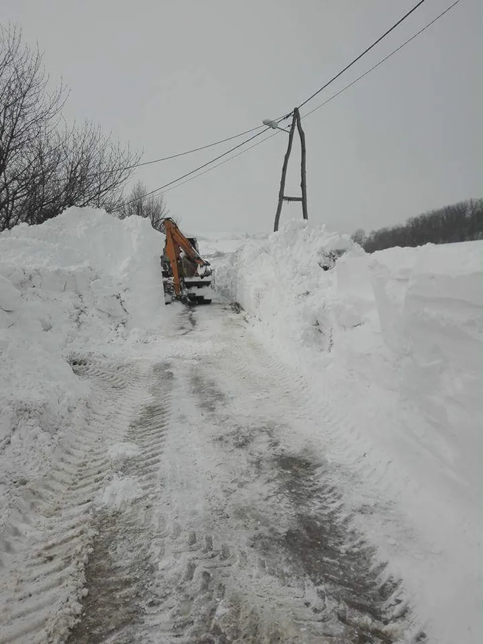 Borba sa snijegom u Loboru: teška mehanizacija probija cestu, nanosi snijega visoki - nekoliko metara!