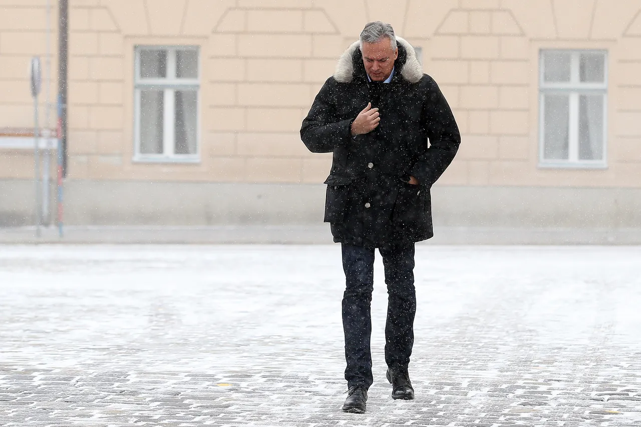 Bandiću ni snijeg ne može ništa: za razliku od ostalih kolega političara, on se Markovim trgom prešetavao u raskopčanom sakou
