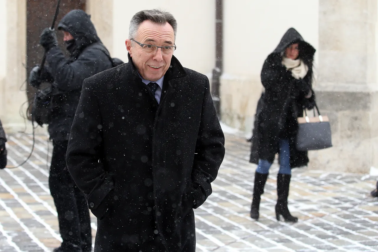 Bandiću ni snijeg ne može ništa: za razliku od ostalih kolega političara, on se Markovim trgom prešetavao u raskopčanom sakou
