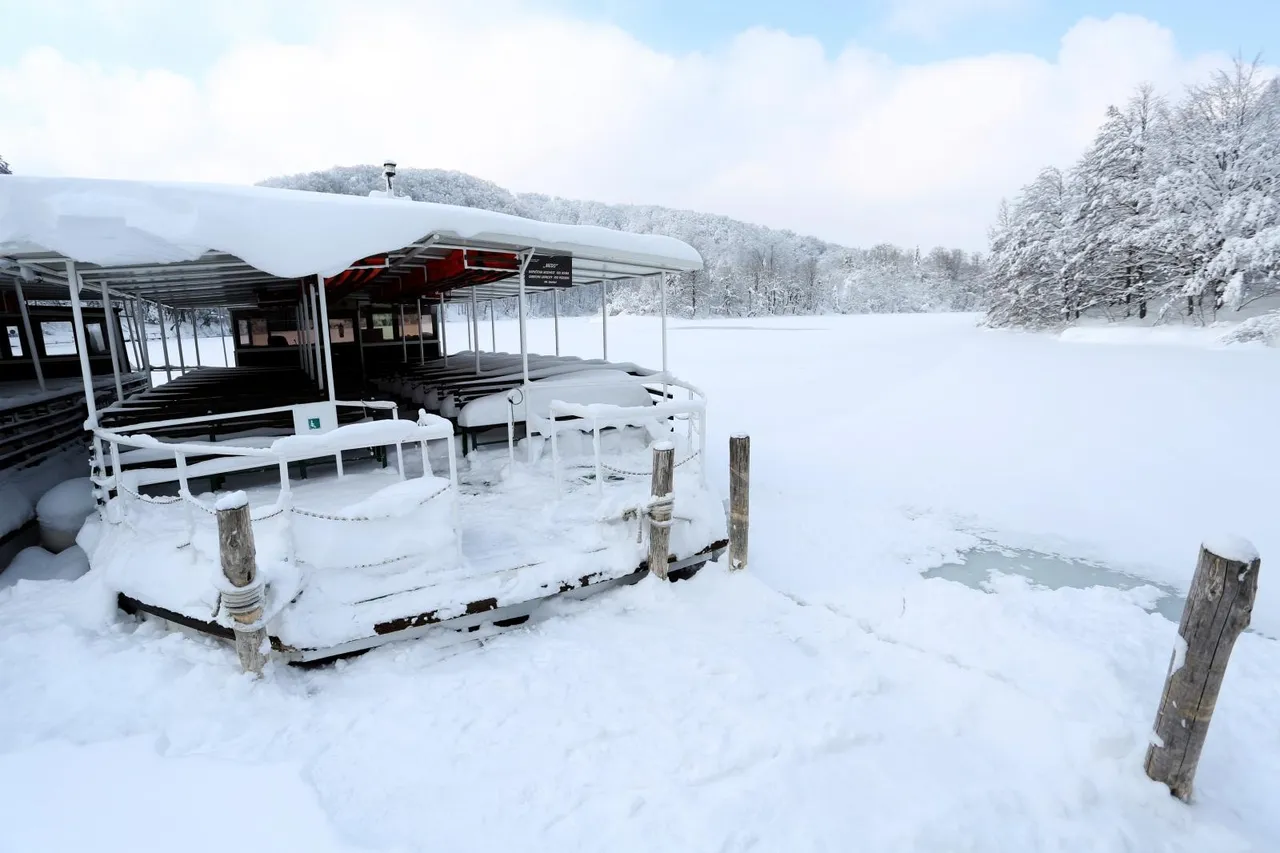 Gotovo 1,5 m snijega i temperatura od -10 ℃ stvaraju prekrasnu zimsku idilu na Plitvicama