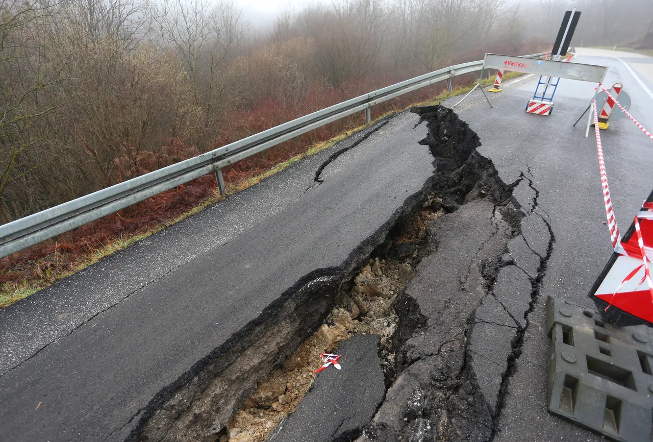 Nakon kiša i potresa na cesti D1 kod mjesta Dubravci urušila se cesta!