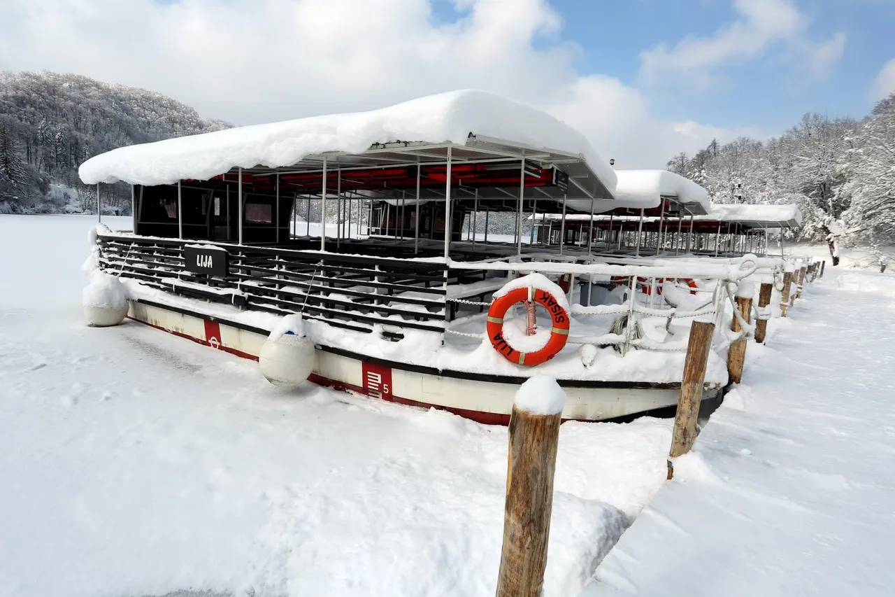 Gotovo 1,5 m snijega i temperatura od -10 ℃ stvaraju prekrasnu zimsku idilu na Plitvicama