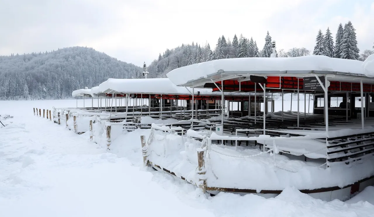 Gotovo 1,5 m snijega i temperatura od -10 ℃ stvaraju prekrasnu zimsku idilu na Plitvicama