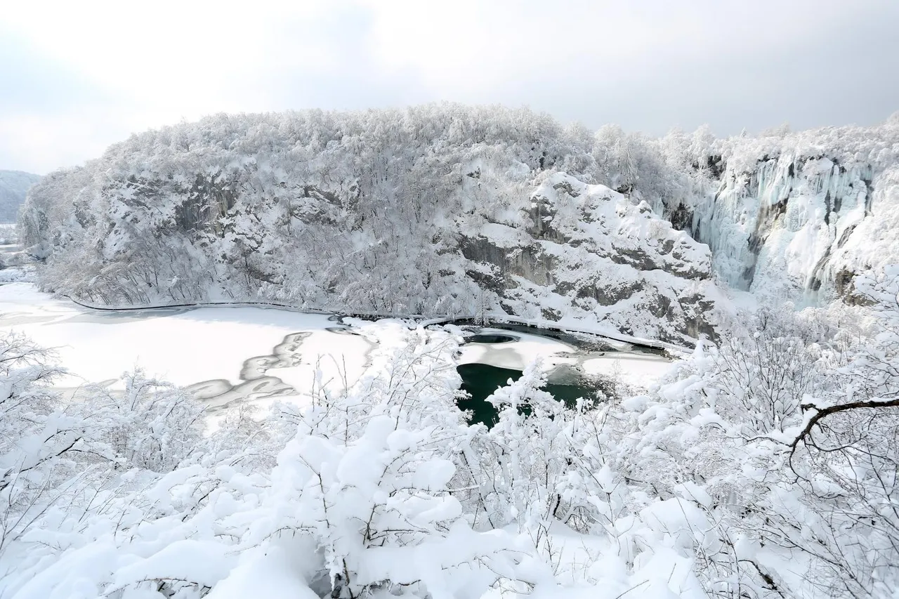 Gotovo 1,5 m snijega i temperatura od -10 ℃ stvaraju prekrasnu zimsku idilu na Plitvicama