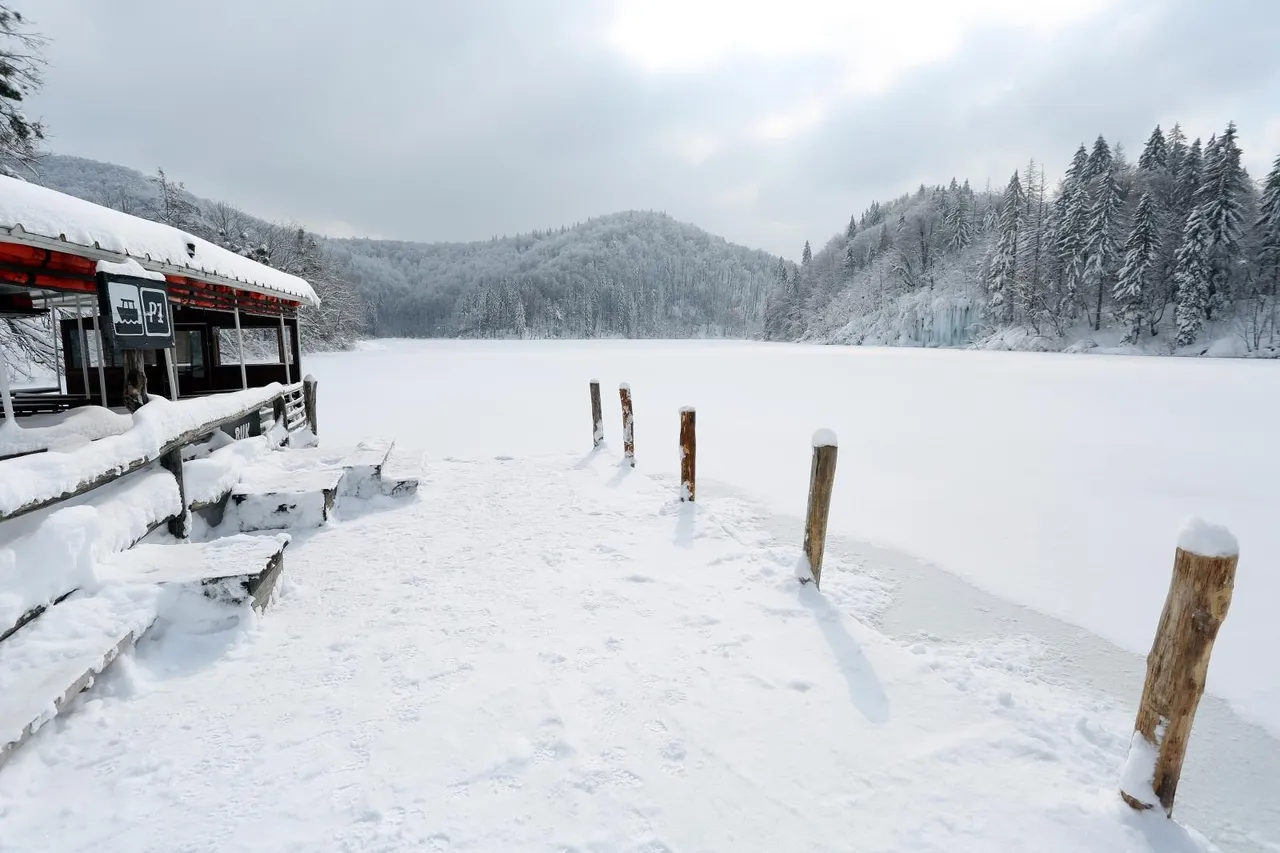 Gotovo 1,5 m snijega i temperatura od -10 ℃ stvaraju prekrasnu zimsku idilu na Plitvicama