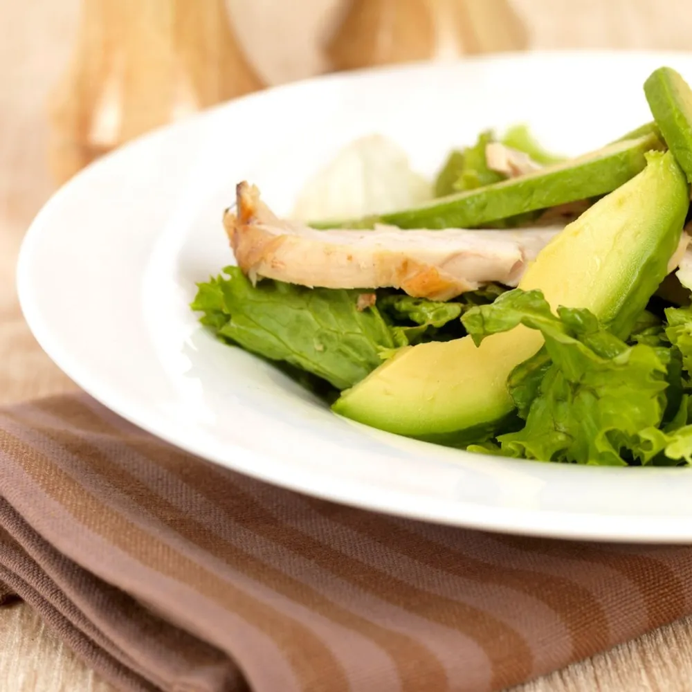 Jednostavna salata od piletine i avokada s malo ugljikohidrata 