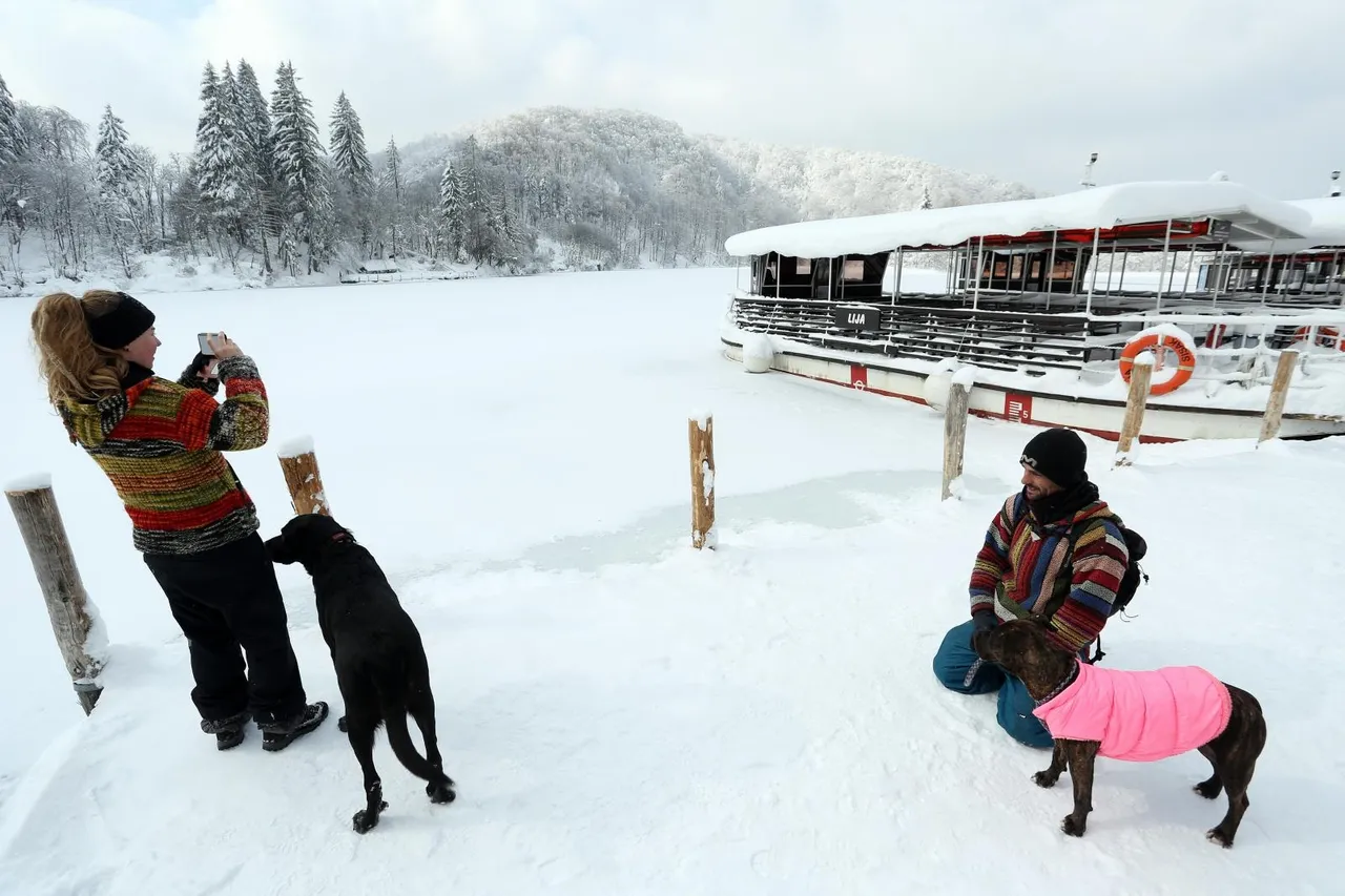 Gotovo 1,5 m snijega i temperatura od -10 ℃ stvaraju prekrasnu zimsku idilu na Plitvicama
