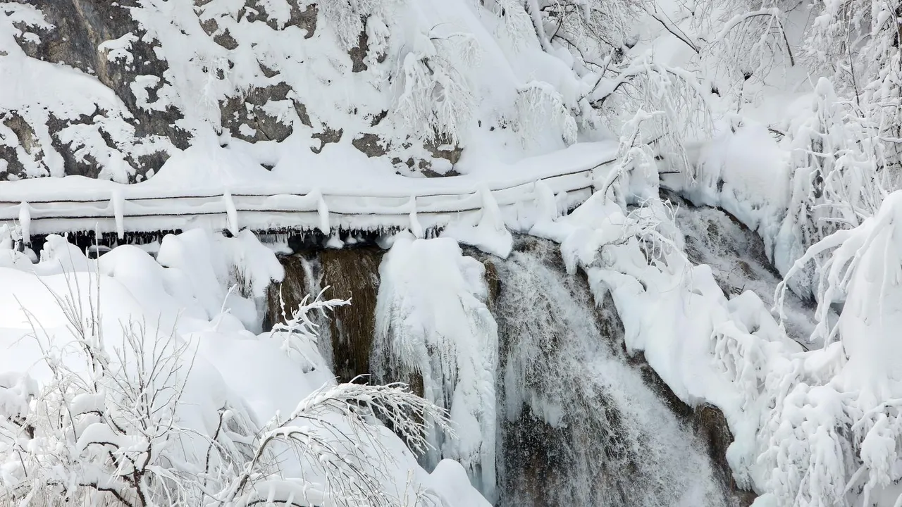 Gotovo 1,5 m snijega i temperatura od -10 ℃ stvaraju prekrasnu zimsku idilu na Plitvicama