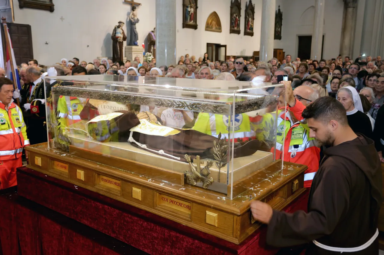 Tijelo svetog Leopolda Mandića izloženo u crkvi Gospe Lurdske u Rijeci