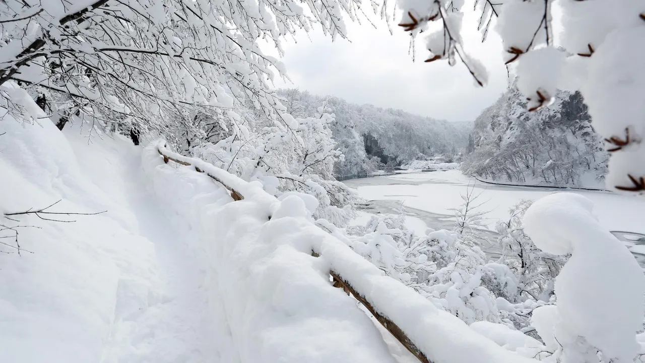 Gotovo 1,5 m snijega i temperatura od -10 ℃ stvaraju prekrasnu zimsku idilu na Plitvicama