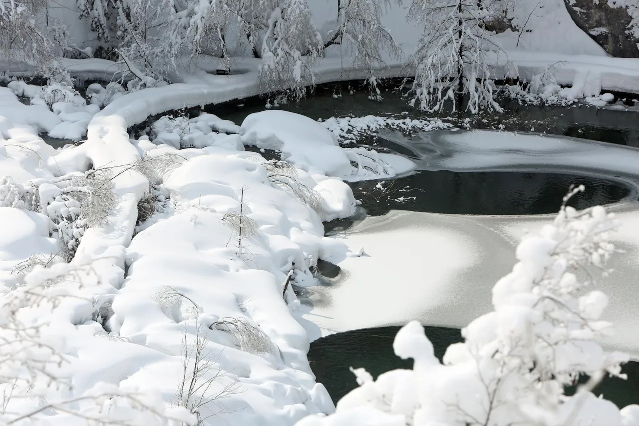 Gotovo 1,5 m snijega i temperatura od -10 ℃ stvaraju prekrasnu zimsku idilu na Plitvicama