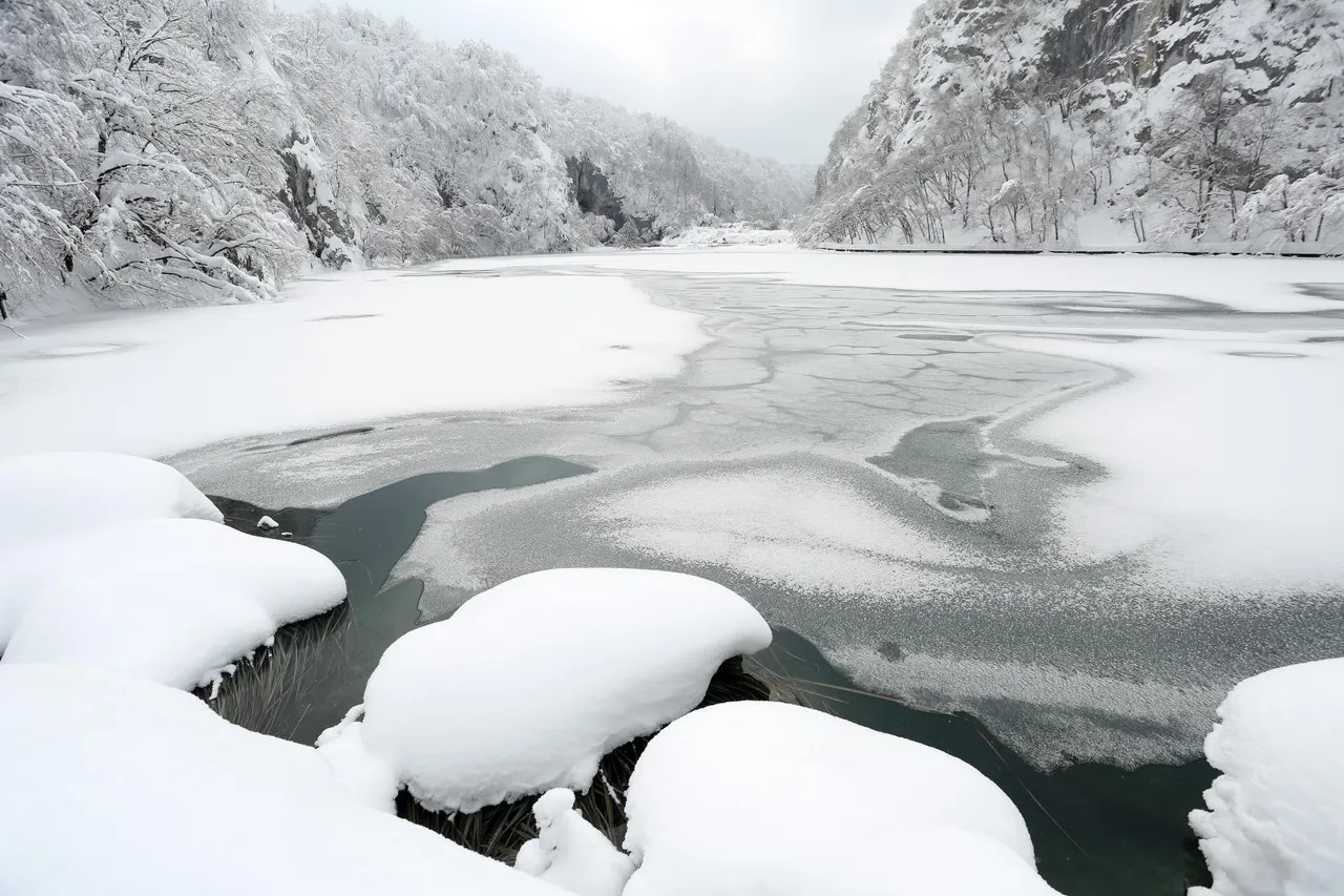 Gotovo 1,5 m snijega i temperatura od -10 ℃ stvaraju prekrasnu zimsku idilu na Plitvicama