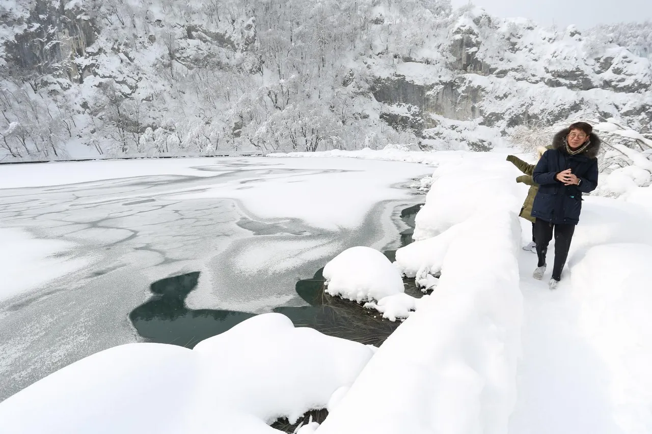 Gotovo 1,5 m snijega i temperatura od -10 ℃ stvaraju prekrasnu zimsku idilu na Plitvicama