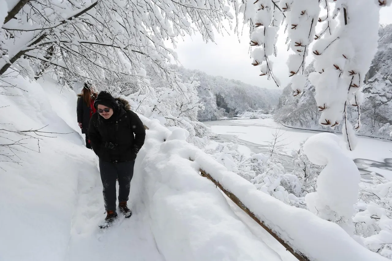 Gotovo 1,5 m snijega i temperatura od -10 ℃ stvaraju prekrasnu zimsku idilu na Plitvicama