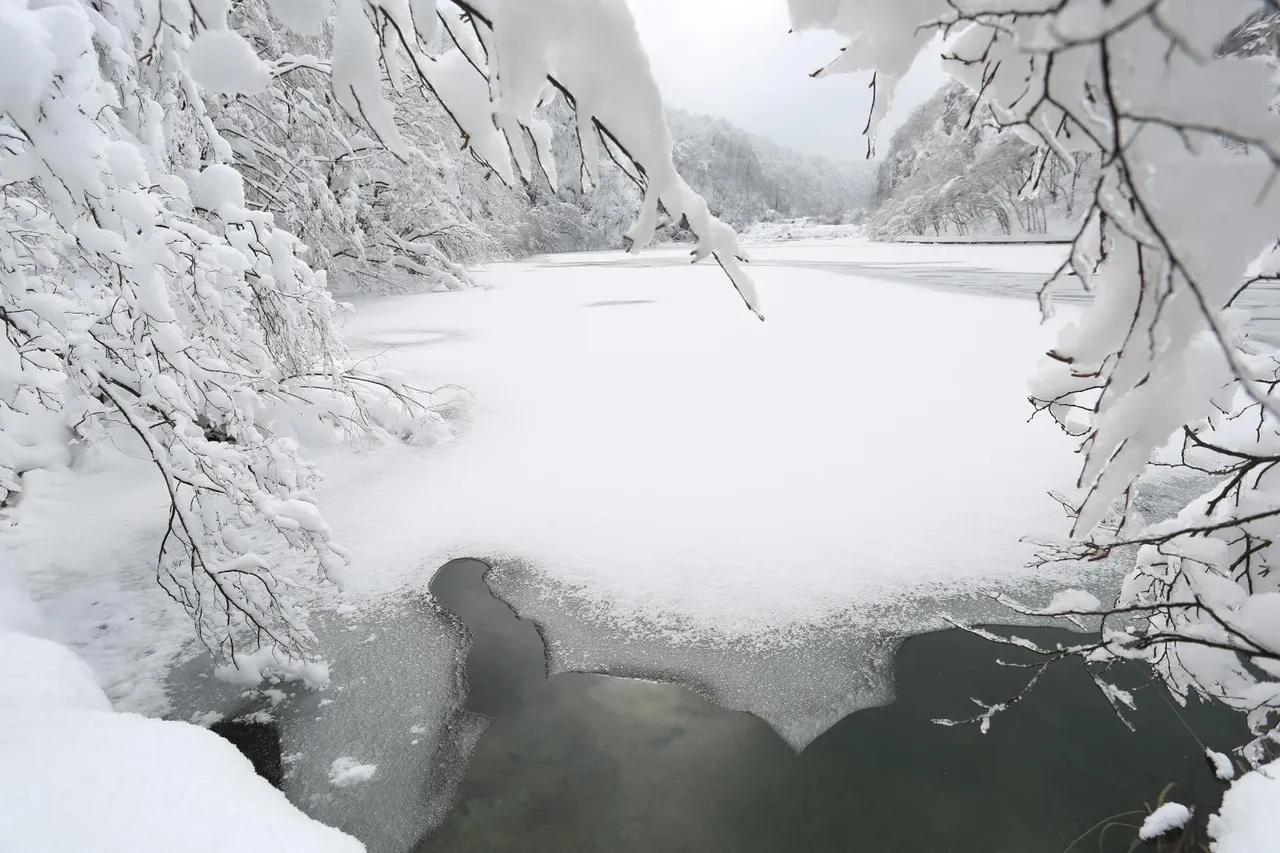 Gotovo 1,5 m snijega i temperatura od -10 ℃ stvaraju prekrasnu zimsku idilu na Plitvicama