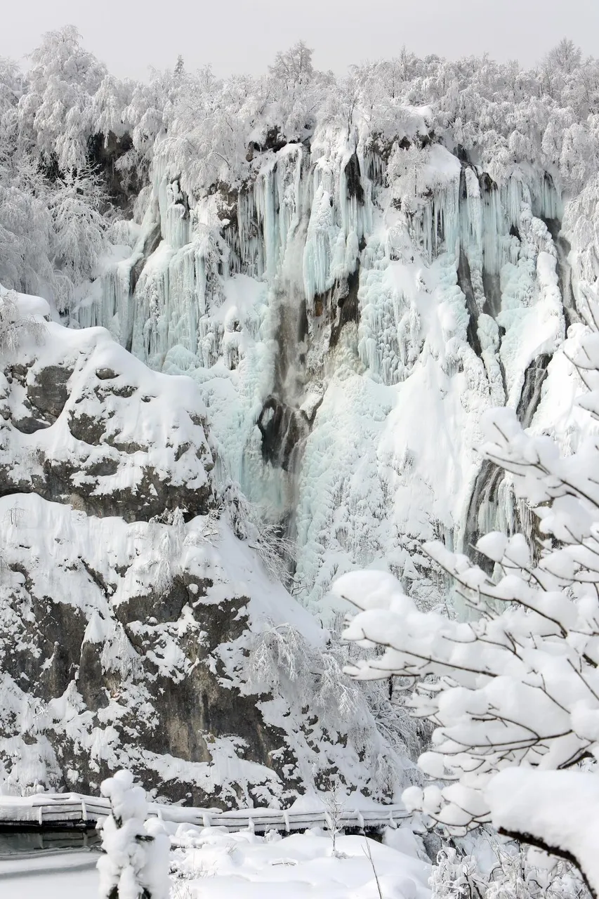 Gotovo 1,5 m snijega i temperatura od -10 ℃ stvaraju prekrasnu zimsku idilu na Plitvicama