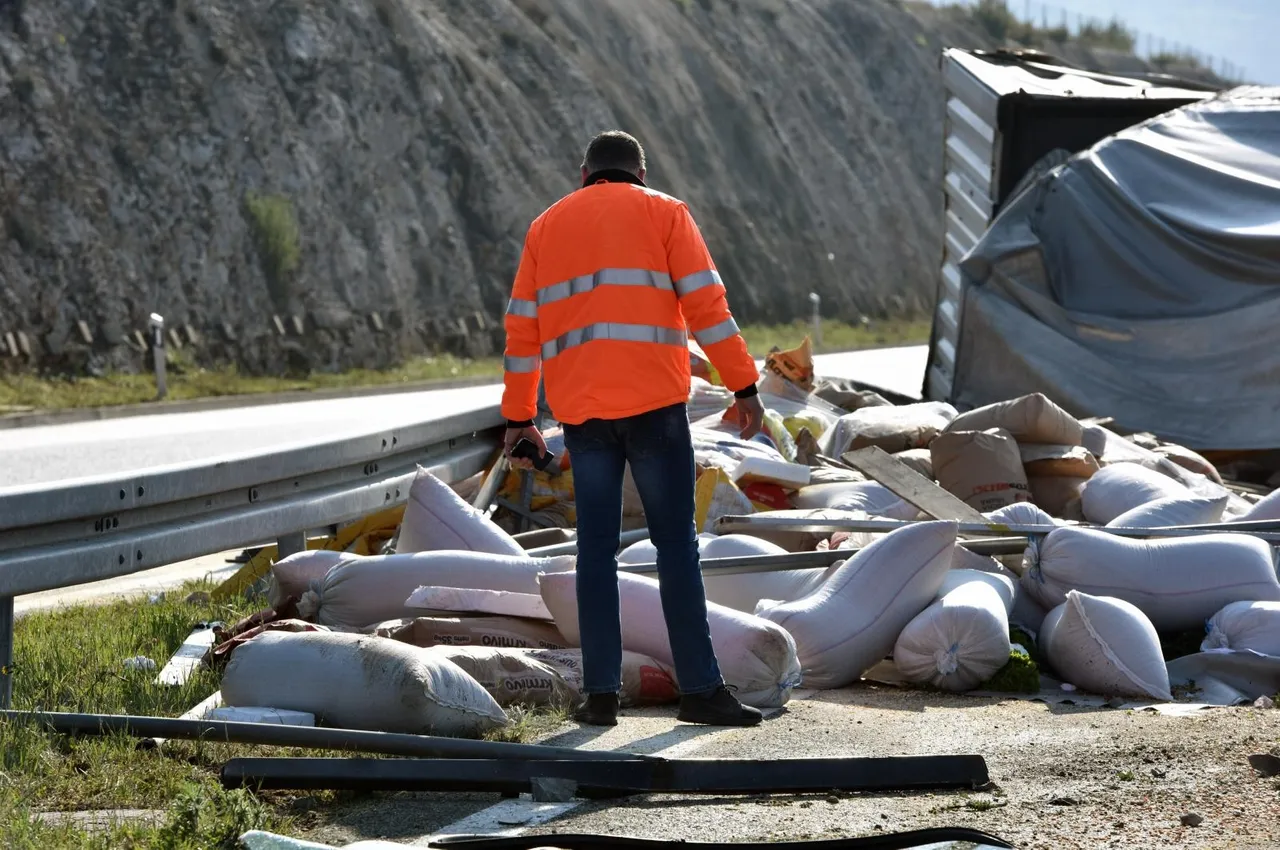 Na autocesti A1 kod čvora Perković prevrnuo se šleper