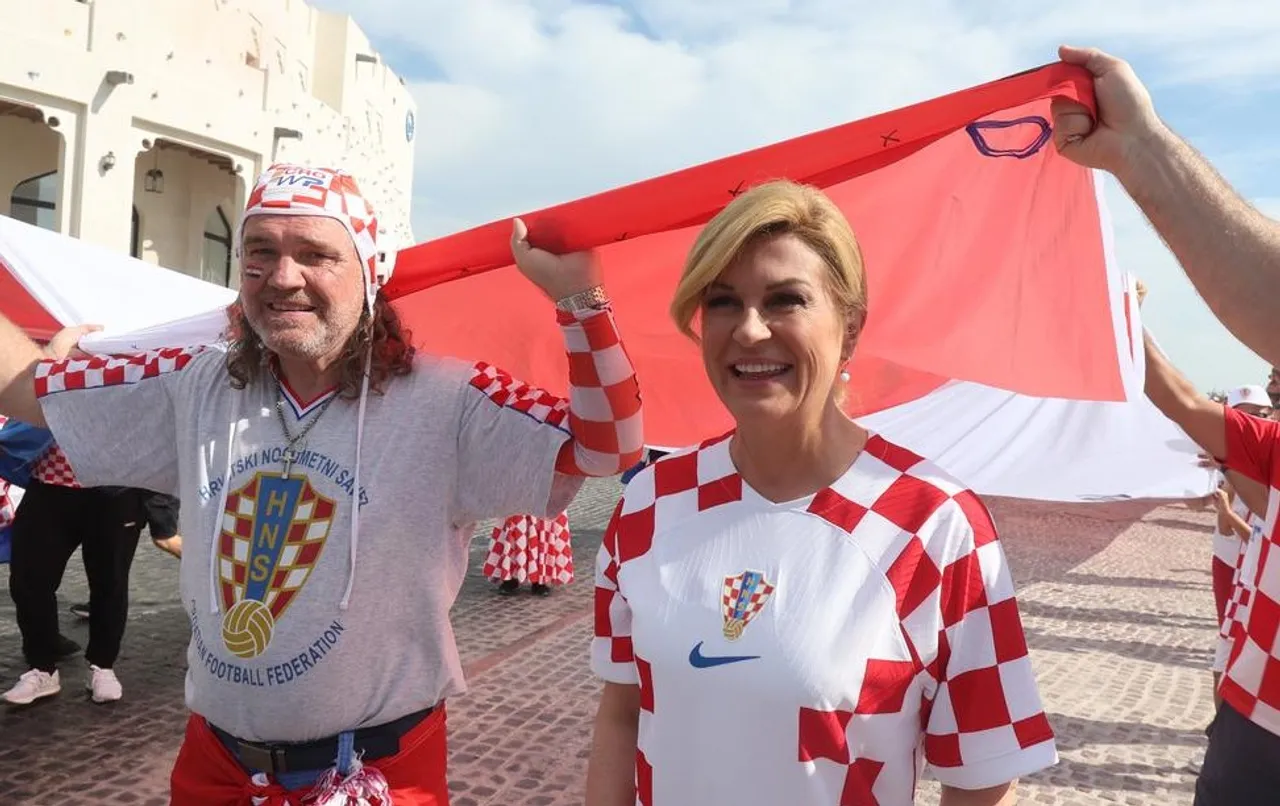 Bivša hrvatska predsjednica Kolinda Grabar Kitarović se od ranog jutra druži i pjeva s navijačima u Kataru