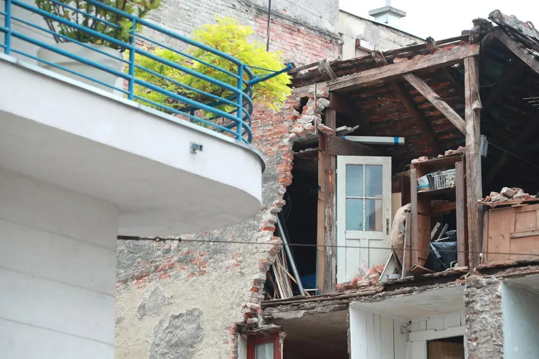 Zgrada oštećena u potresu prijeti prolaznicima