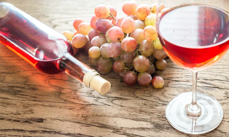 Rose vino - nudi veliku količinu zdravstvenih prednosti. Pokazalo se da polifenoli u rose vinu sprječavaju aterosklerozu, koja je glavni izvor bolesti srca