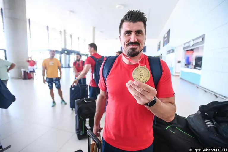 Doček Hrvatske rukometne reprezentacije gluhih koja je na Svjetskom rukometnom prvenstvu u Danskoj osvojila zlatnu medalju 