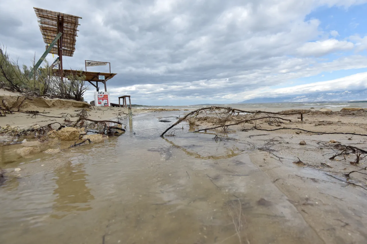 Poznata ninska plaža Zdrijač teško je oštećena u nedavnoj poplavi