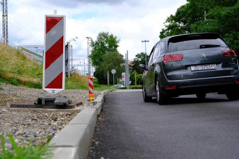 Ulegnuo se asfalt na zagrebačkoj cesti gdje je nedavno puknula cijev