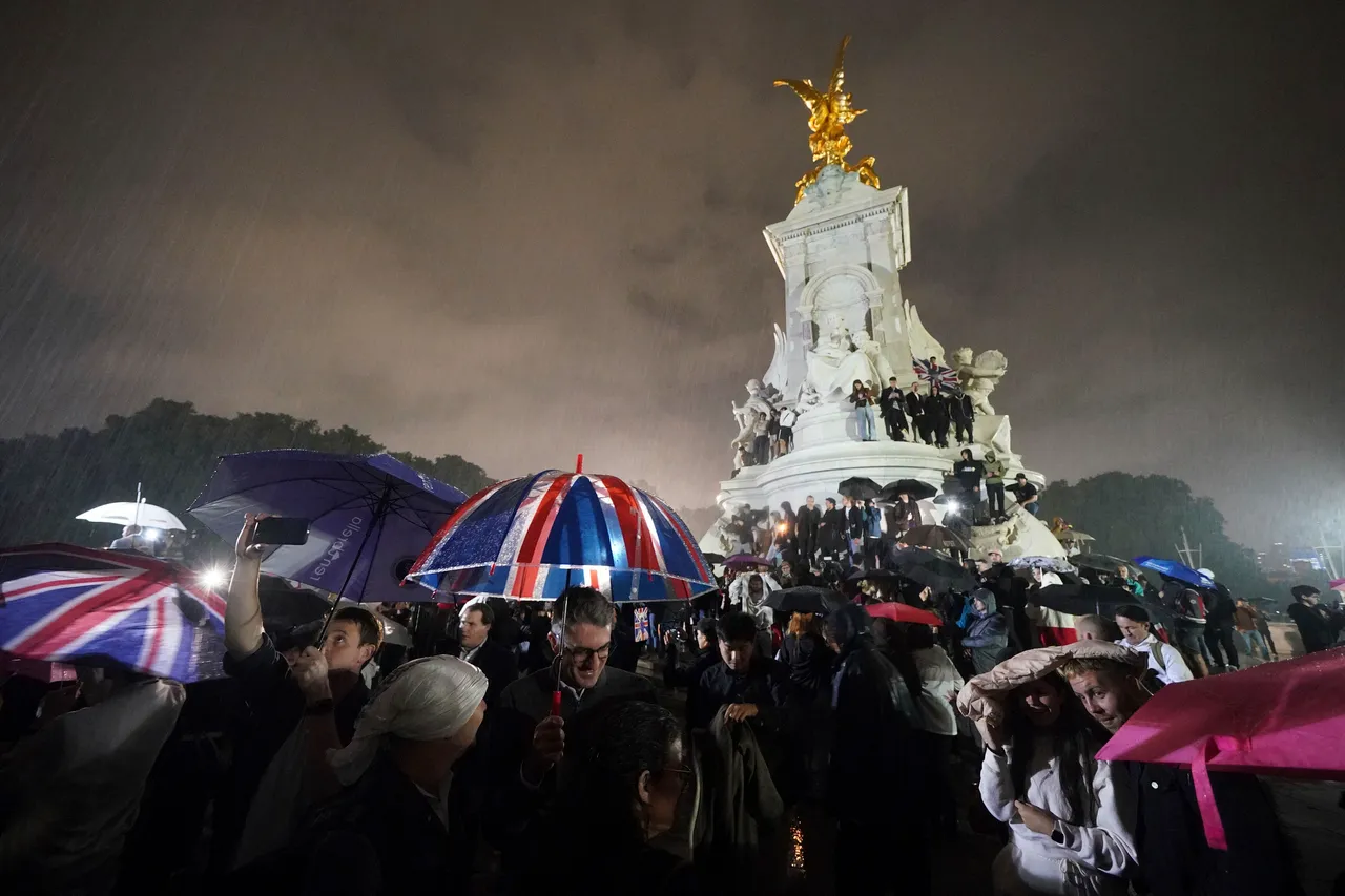 Tisuće ljudi u kišnoj londonskoj noći odalo počast kraljici Elizabeti II
