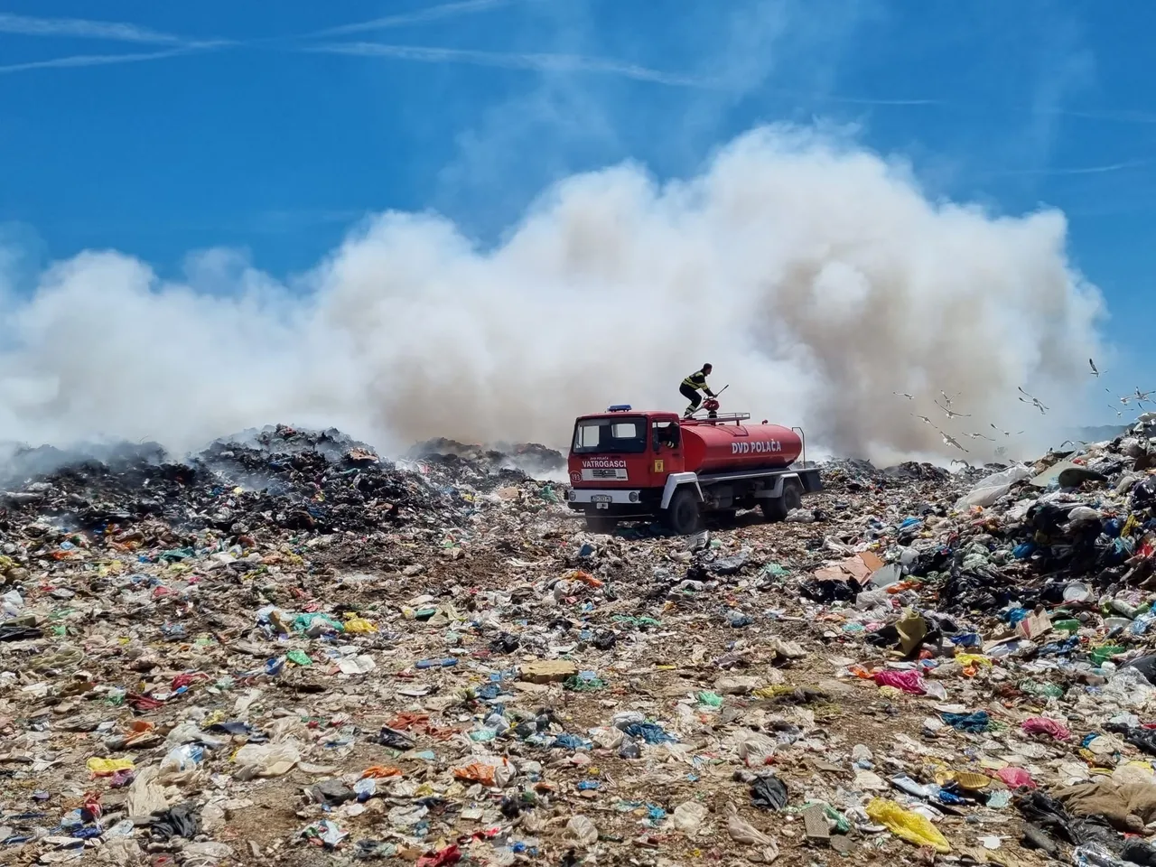 Gorjelo i u Dalmaciji: U Polači vatrogasci su jurili gasiti požar na deponiju smeća