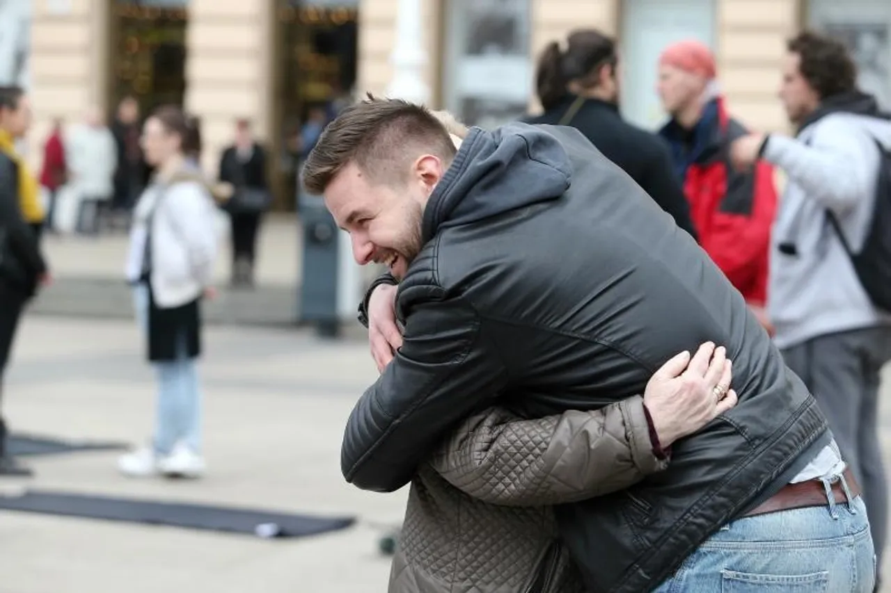 Zagreb: Građani sudjelovali u socijalnom eksperimentu gledanja u oči jednu minutu