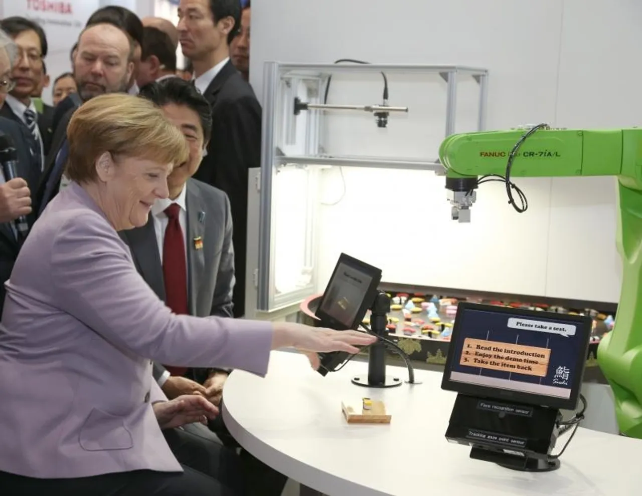 Otvoren CeBIT, najveći svjetski IT sajam: Merkel i Abe isprobali gadgete