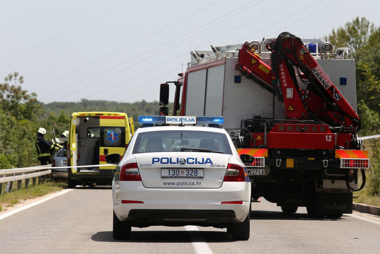 Požar U Dugopolju: Udar Groma Zapalio Skladište, Vatrogasci Se Bore S ...