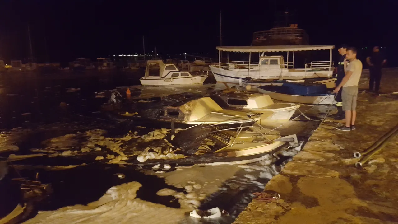 Požar na brodicama u luci Sv. Filip i Jakov: nema stradalih, ali je materijalna šteta velika